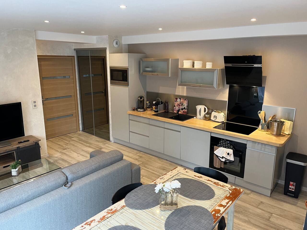 Vue d'ensemble de la pièce de vie de l'appartement