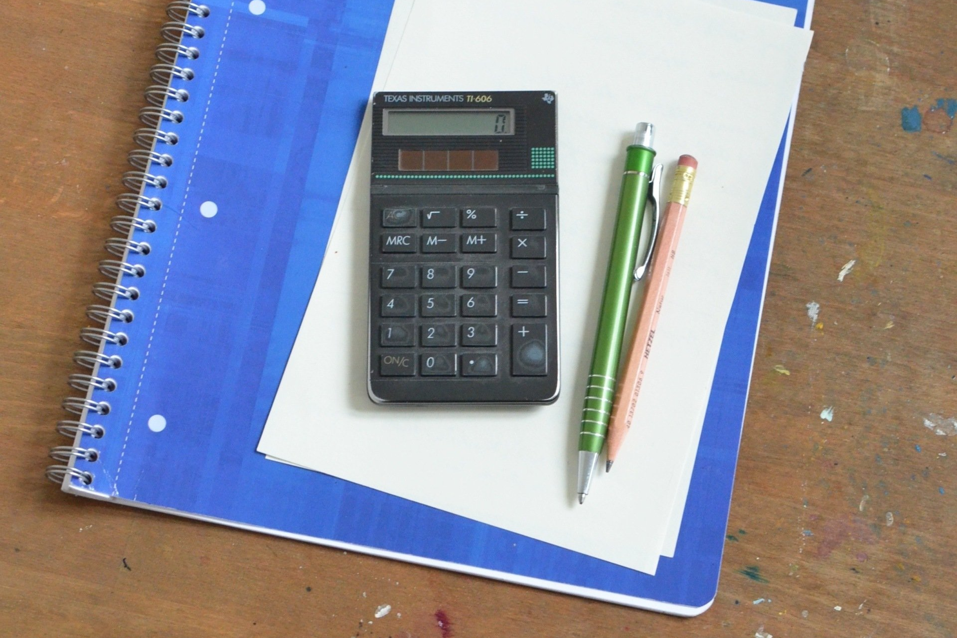 Calculatrice, cahier et stylos
