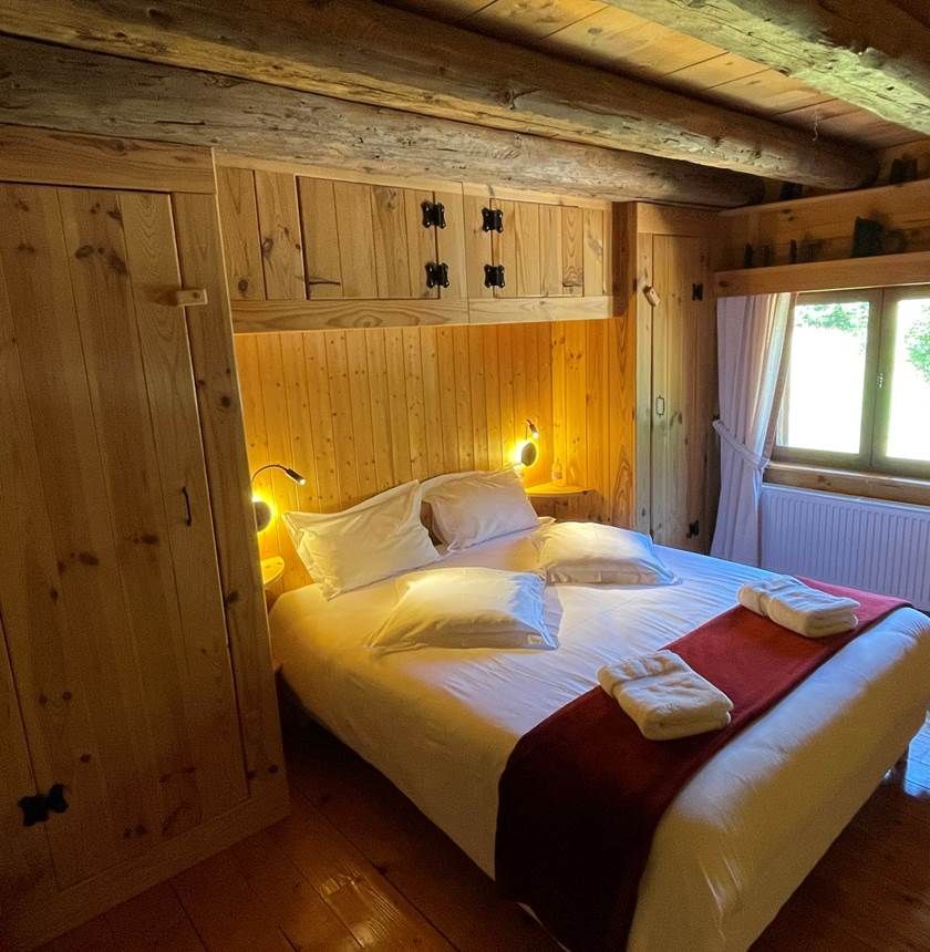 Vue d'une chambre individuelle supérieure avec lit, pont en bois de type chalet.