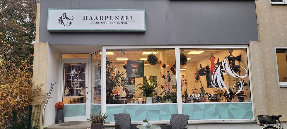 Ein Friseursalon mit einem davor geparkten Fahrrad