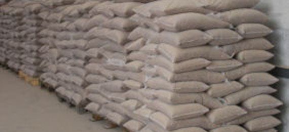 Una fila de bolsas apiladas una encima de otra en un almacén.