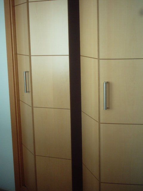 Un primer plano de una puerta con una manija.