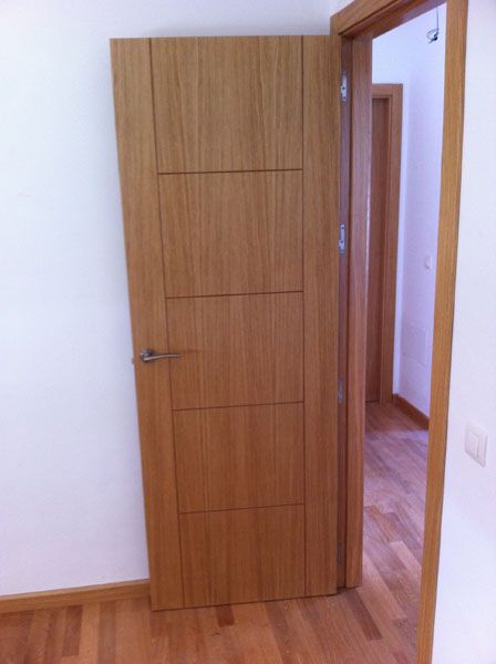 Una puerta de madera en una habitación con pisos de madera.