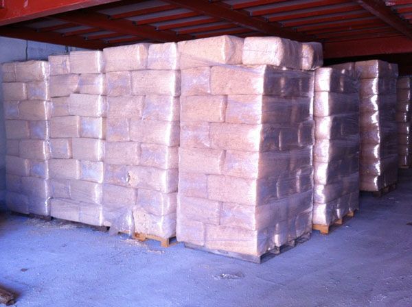 Un almacén lleno de muchas cajas apiladas una encima de otra