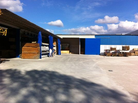Un edificio azul y blanco con una puerta corrediza.