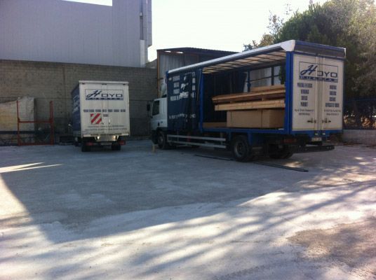 Dos camiones están estacionados uno al lado del otro y uno tiene la palabra Krauss en la parte trasera.