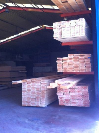 Un montón de madera apilada una encima de otra en un almacén.