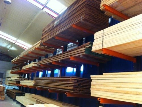 Un almacén lleno de muchas tablas de madera