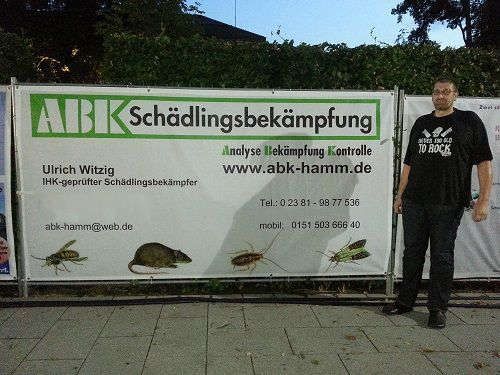 Bild von dem Gründer von ABK Schädlingsbekämpfung neben einem Schild von ABK Schädlingsbekämpfung. Bild von dem Gründer von ABK Schädlingsbekämpfung neben einem Schild von ABK Schädlingsbekämpfung.