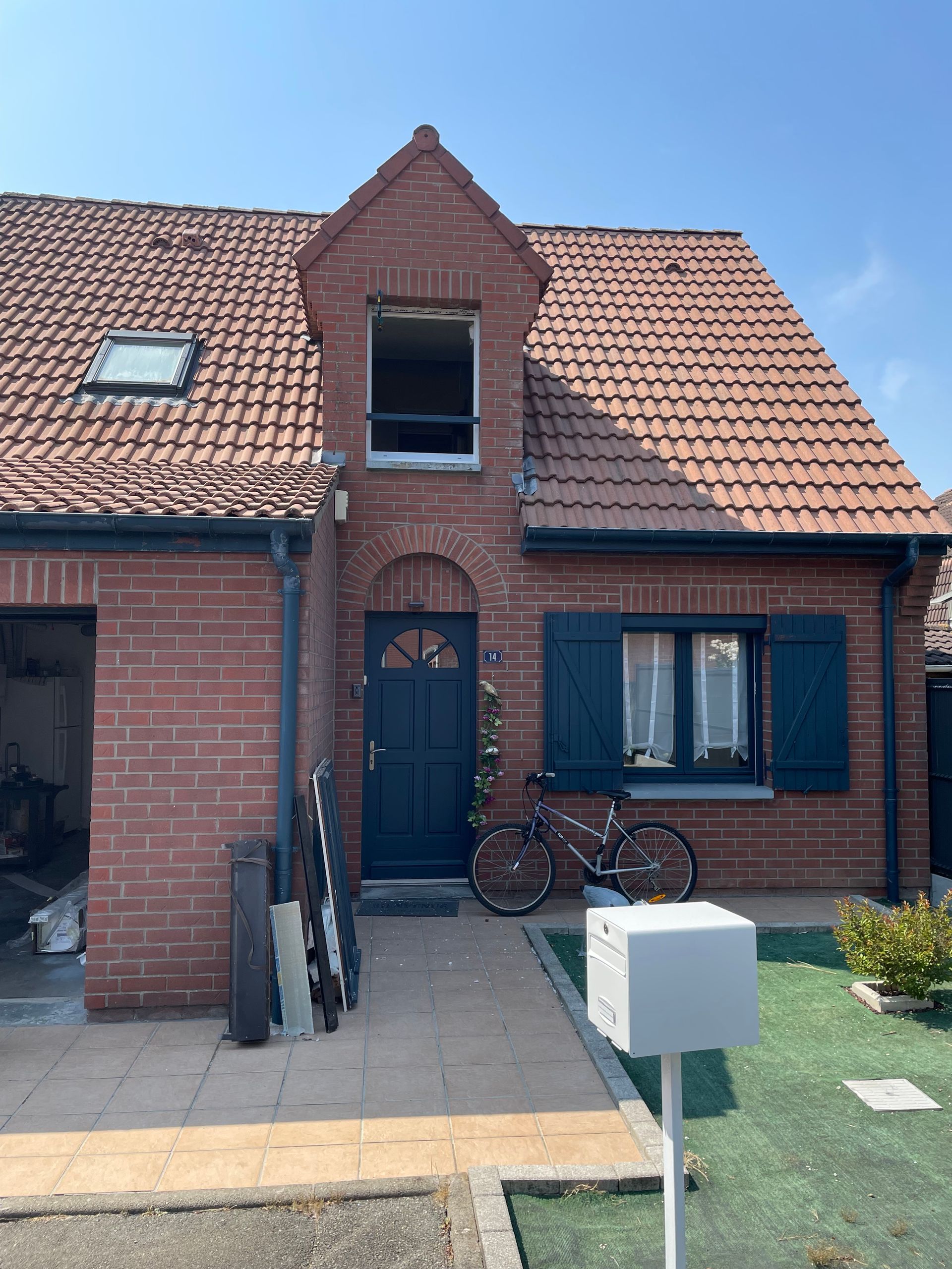 Une maison avec une nouvelle porte et fenêtre