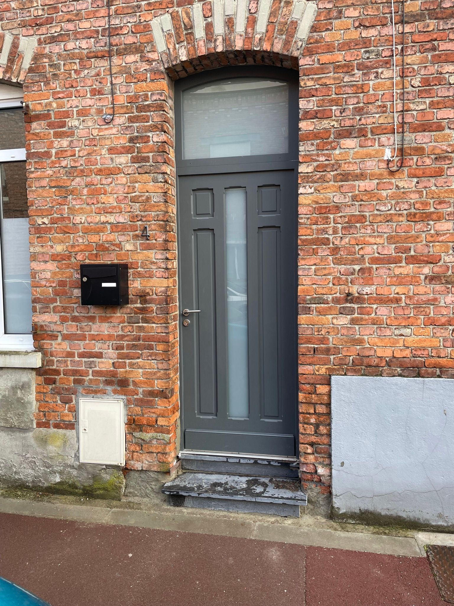 Porte d'extérieur d'une maison avec faaçde un briques