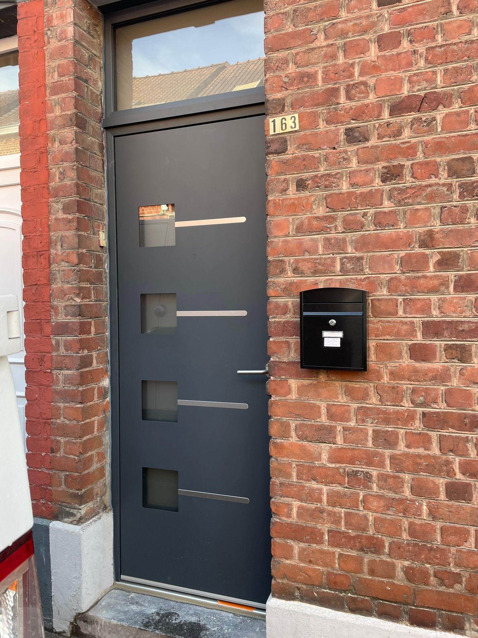 Porte extérieure en aluminium avec boîte aux lettres