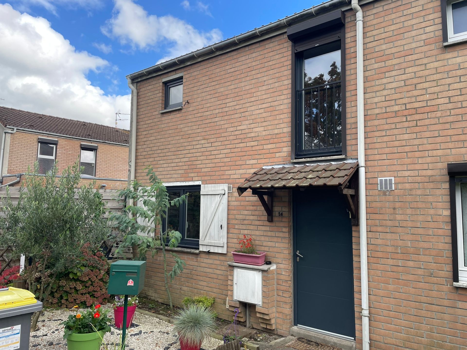 Façade de maison avec fenêtres et portes sur mesure