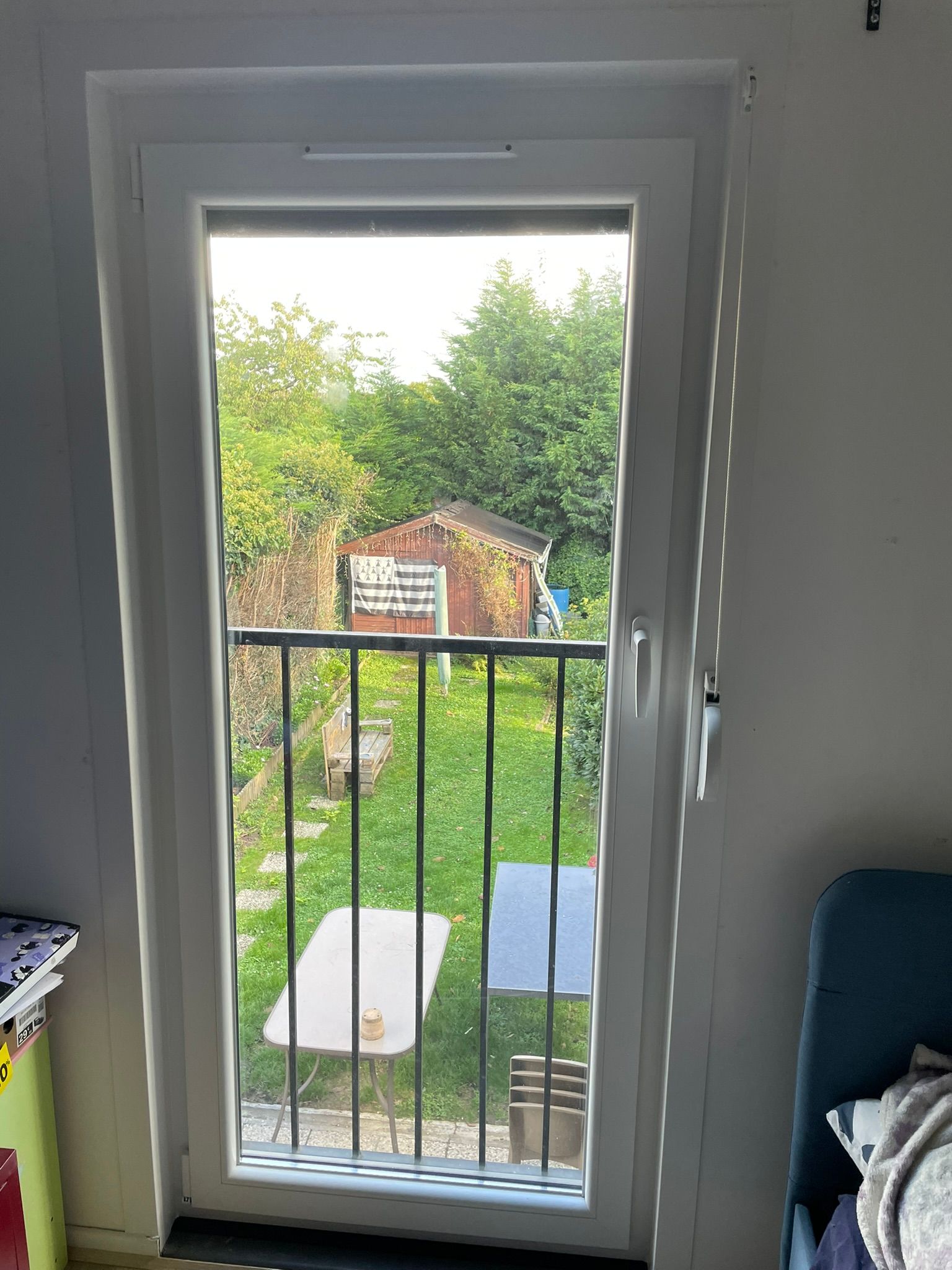 Fenêtre en PVC avec vue sur un jardin