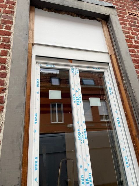 Fenêtre PVC en cours d'installation