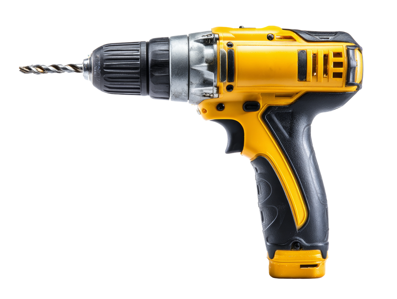 Une perceuse sans fil jaune et noire avec un foret en métal, sur fond blanc uni.