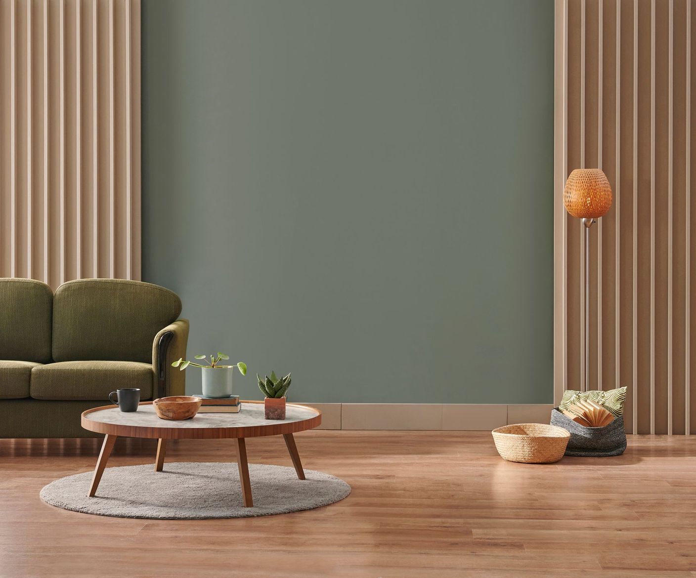 Salon moderne avec un mur vert sauge, des panneaux à lattes de bois, un canapé vert texturé et une table basse ronde.
