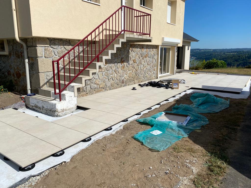 Pose de chape sous escalier