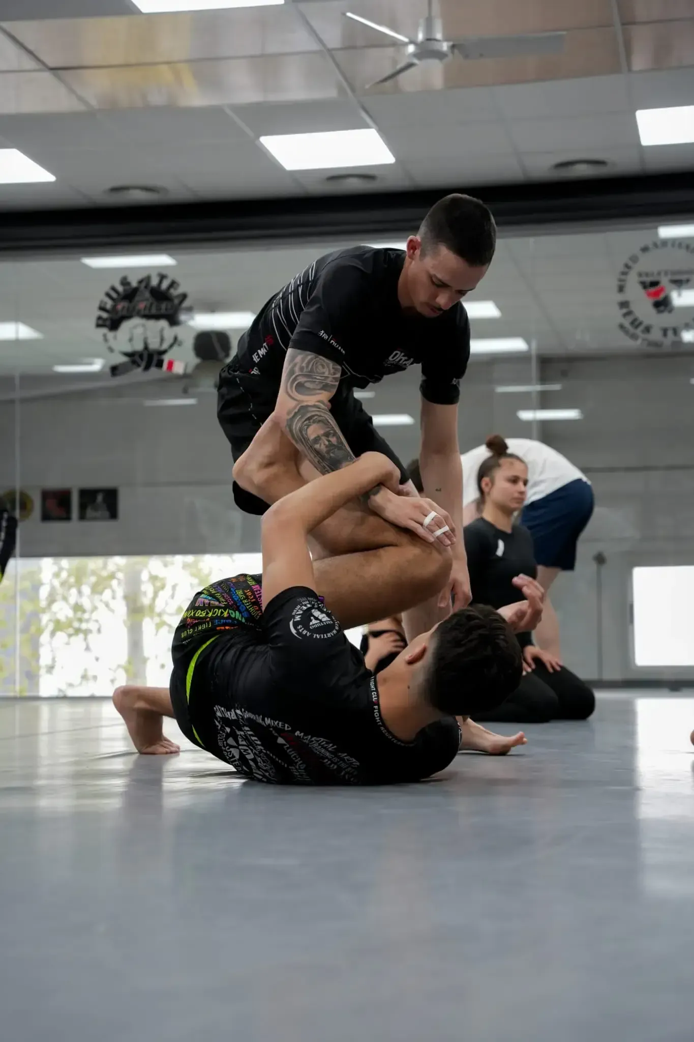 Dos boxeadores entrenan en un gimnasio con poca lu