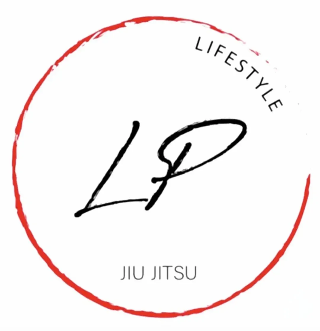 Logotipo de Lifestyle Jiu Jitsu con las iniciales LP en negro dentro de un círculo rojo sobre un fondo blanco.