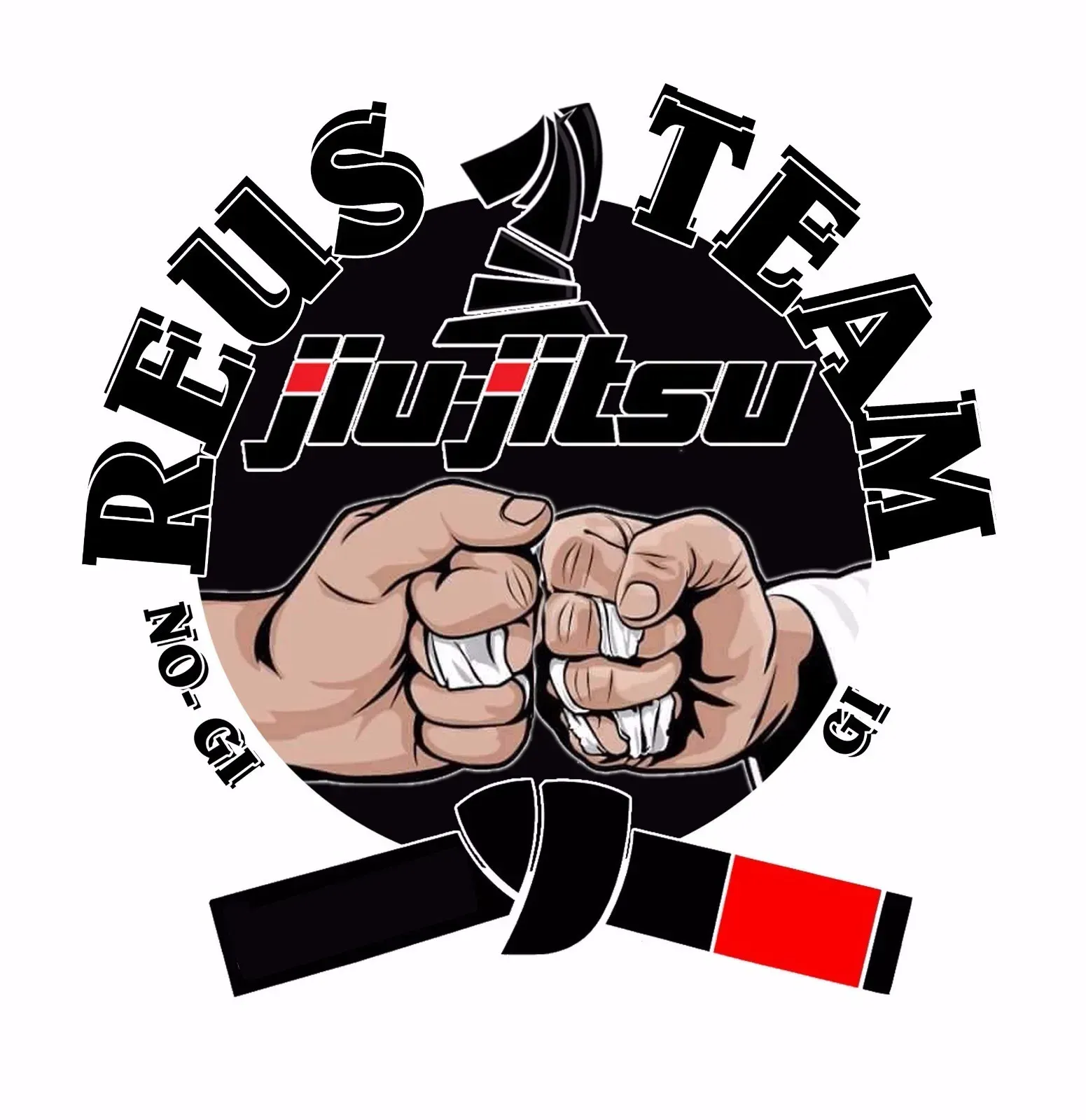 Logotipo del equipo Rei Jitsu con dos puños, cinturón negro y punta de cinturón roja y blanca sobre fondo blanco.