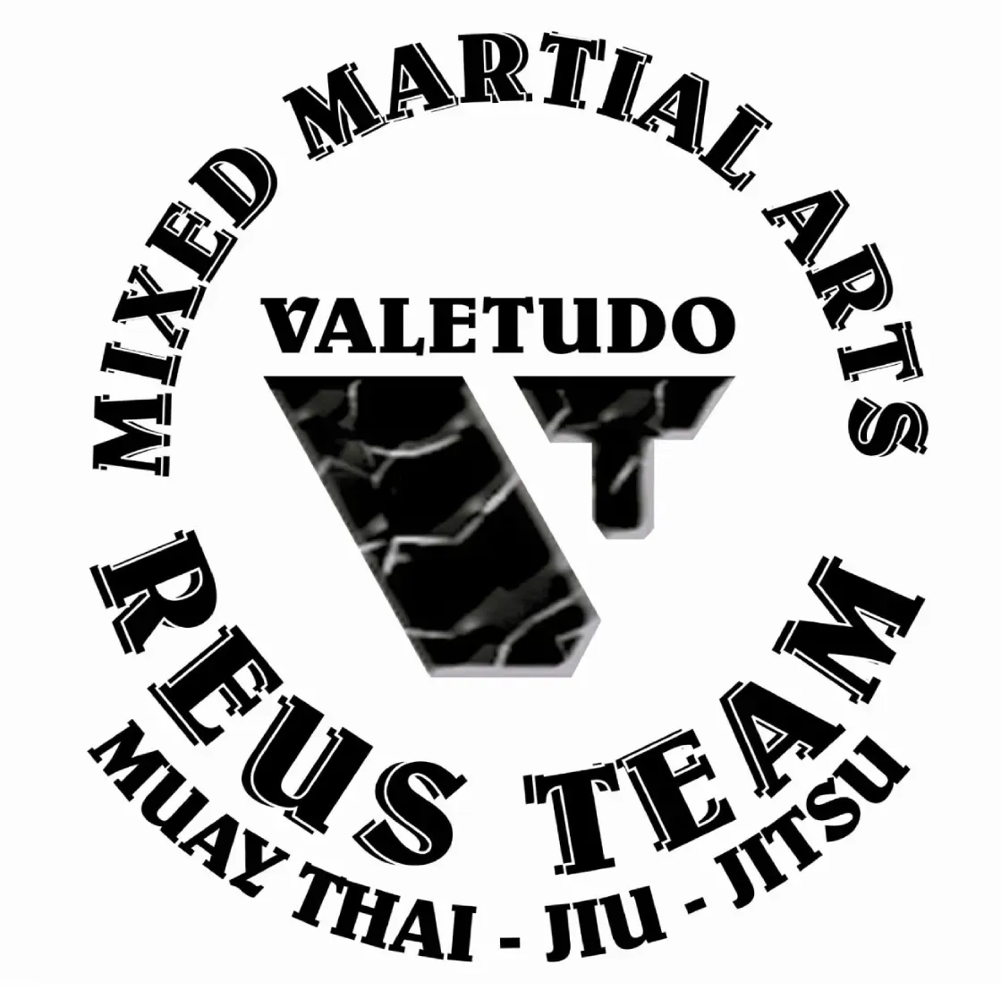Logotipo de artes marciales mixtas para el equipo Reus, con los textos “Valetudo” y “Muay Thai - Jiu - Jitsu”.