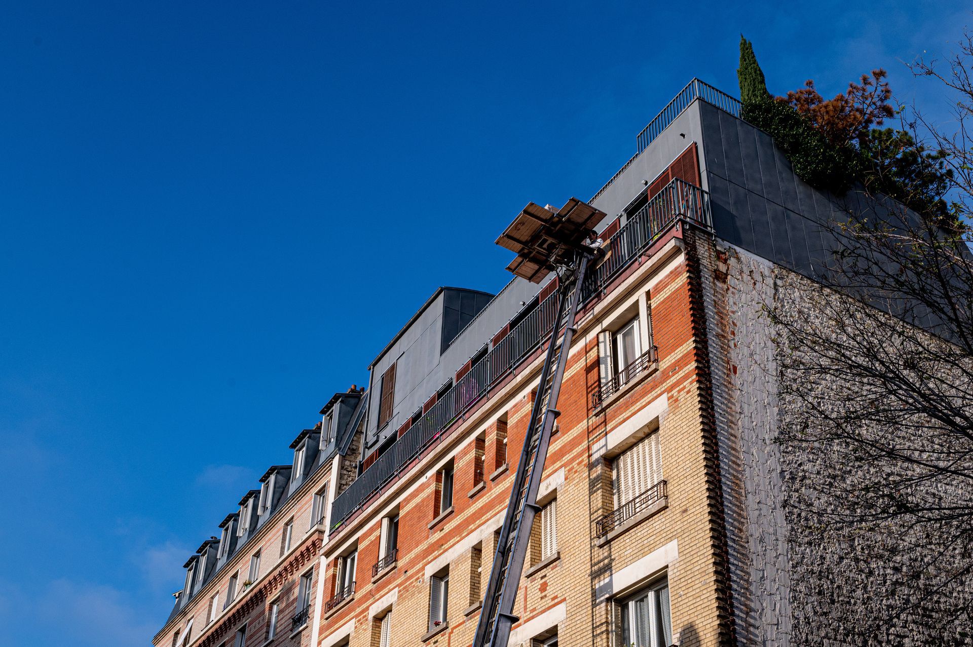 Un monte-charge au dernier étage d'un immeuble