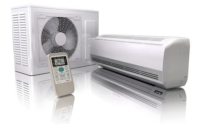 Un control remoto está al lado de un acondicionador de aire montado en la pared.