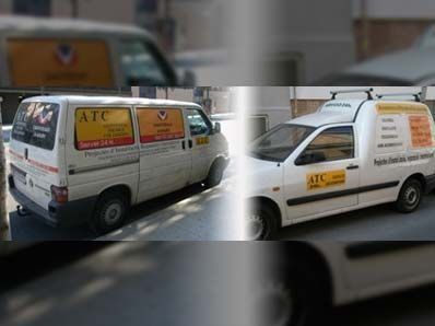Una camioneta blanca con la palabra ATC en el costado.