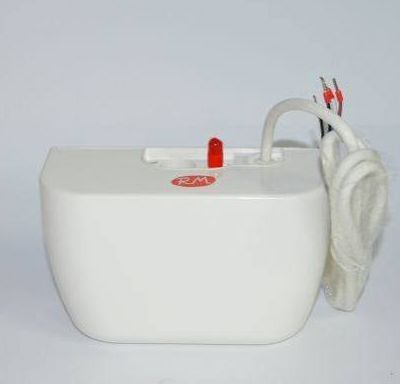 Dispensador de bebidas de plástico blanco con grifo rojo y manguera en espiral sobre un fondo liso.