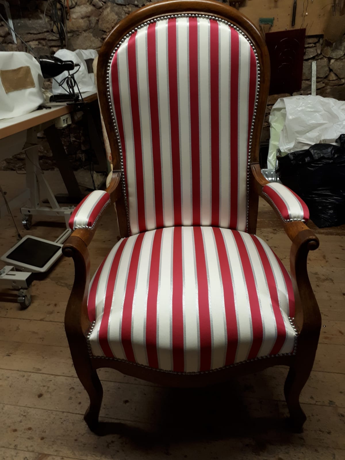 Fauteuil rayé rouge et blanc