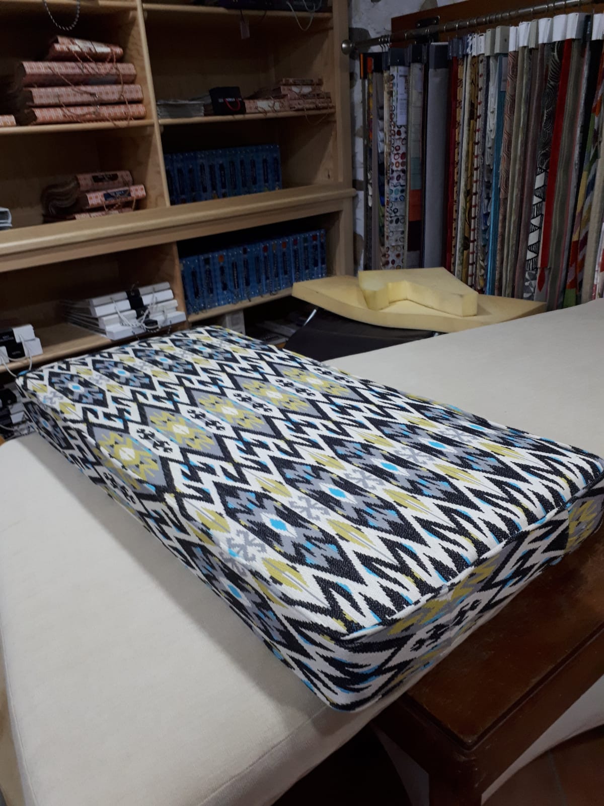 Banquette blanche, bleue et jaune