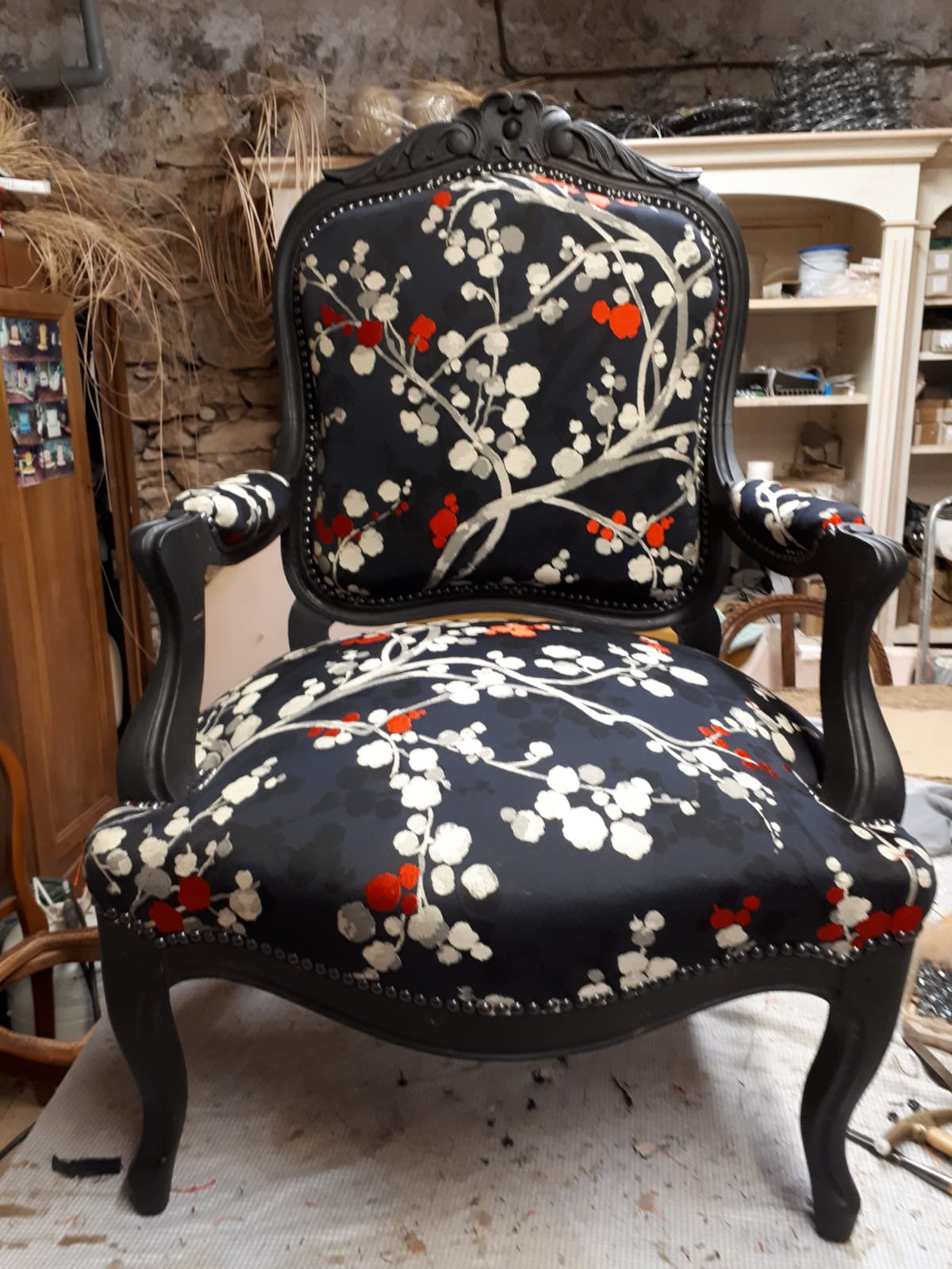 Fauteuil avec des branches blanches