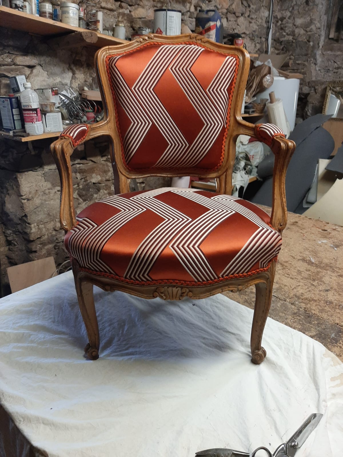 Fauteuil orange à rayures blanches