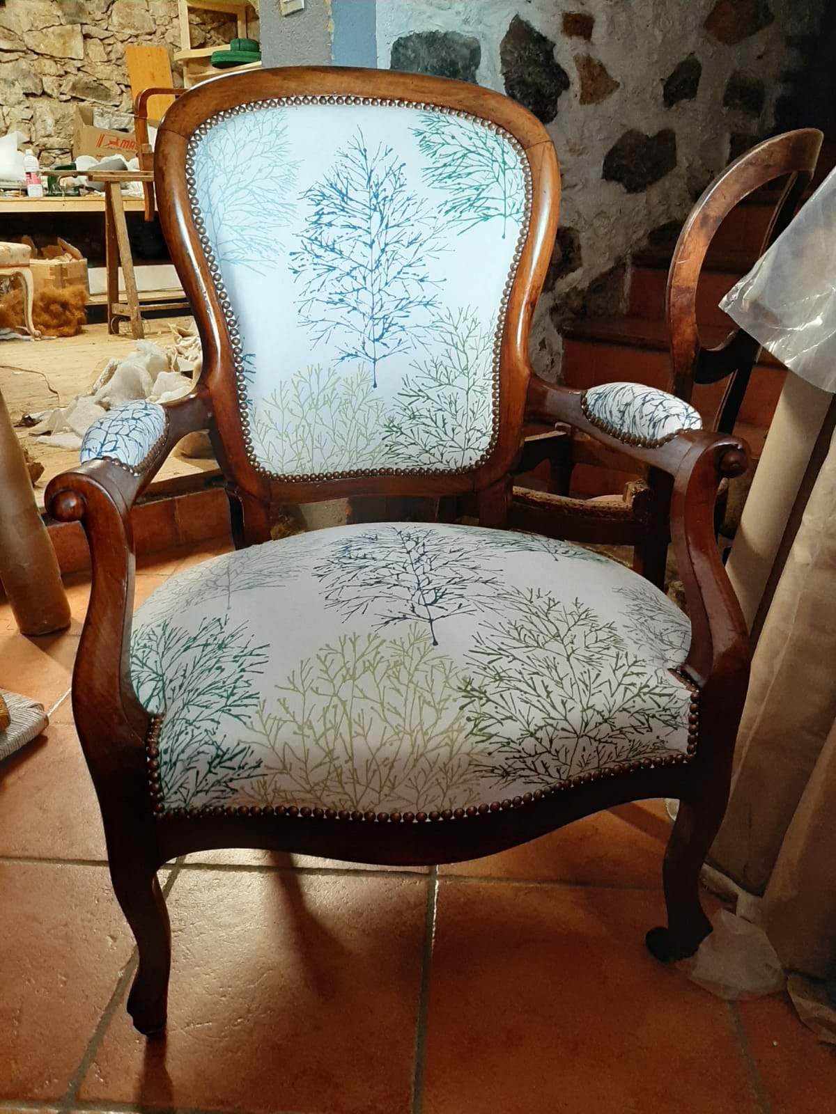 Fauteuil avec des dessins d'arbres