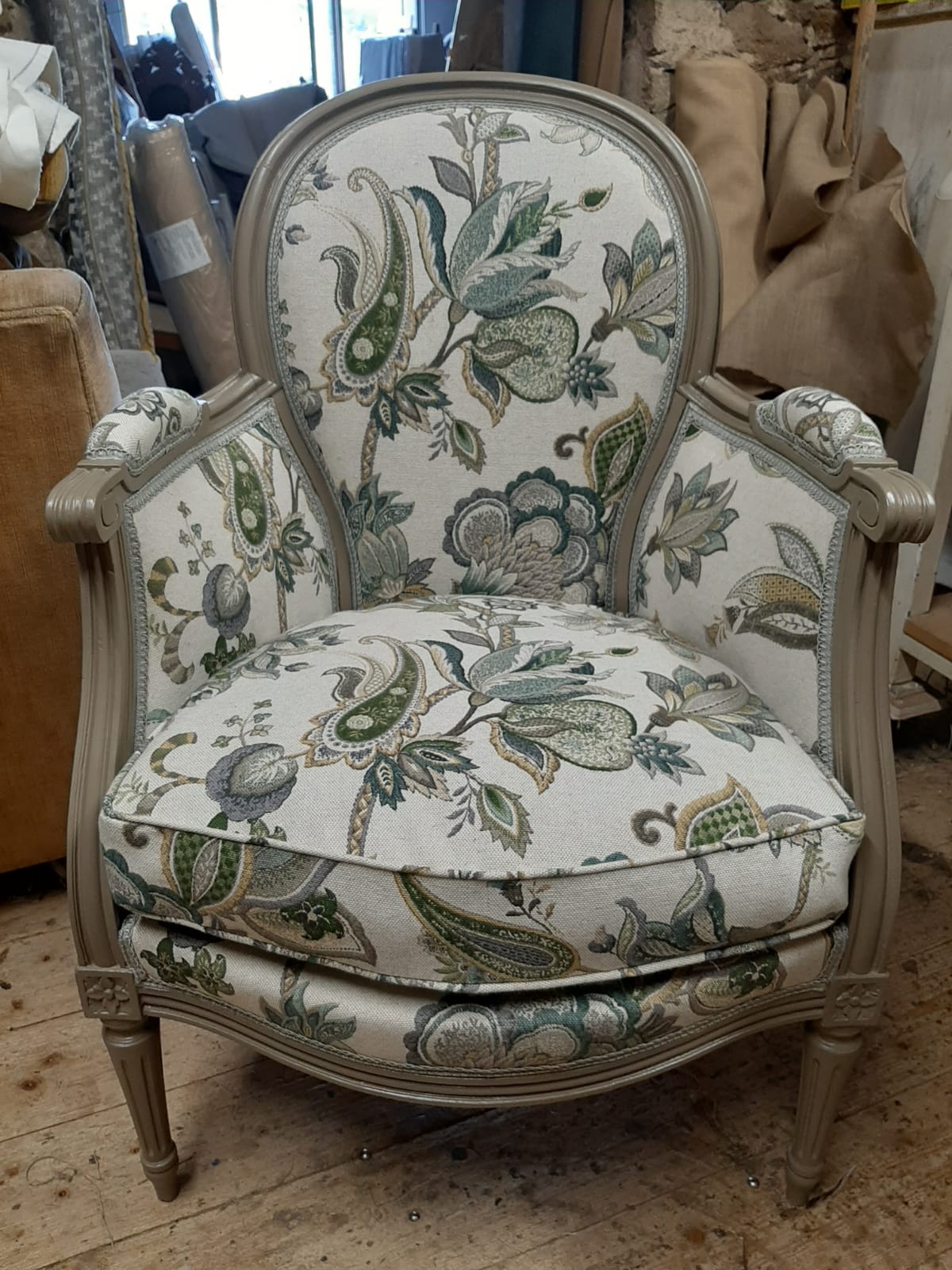 Fauteuil blanc à motifs verts