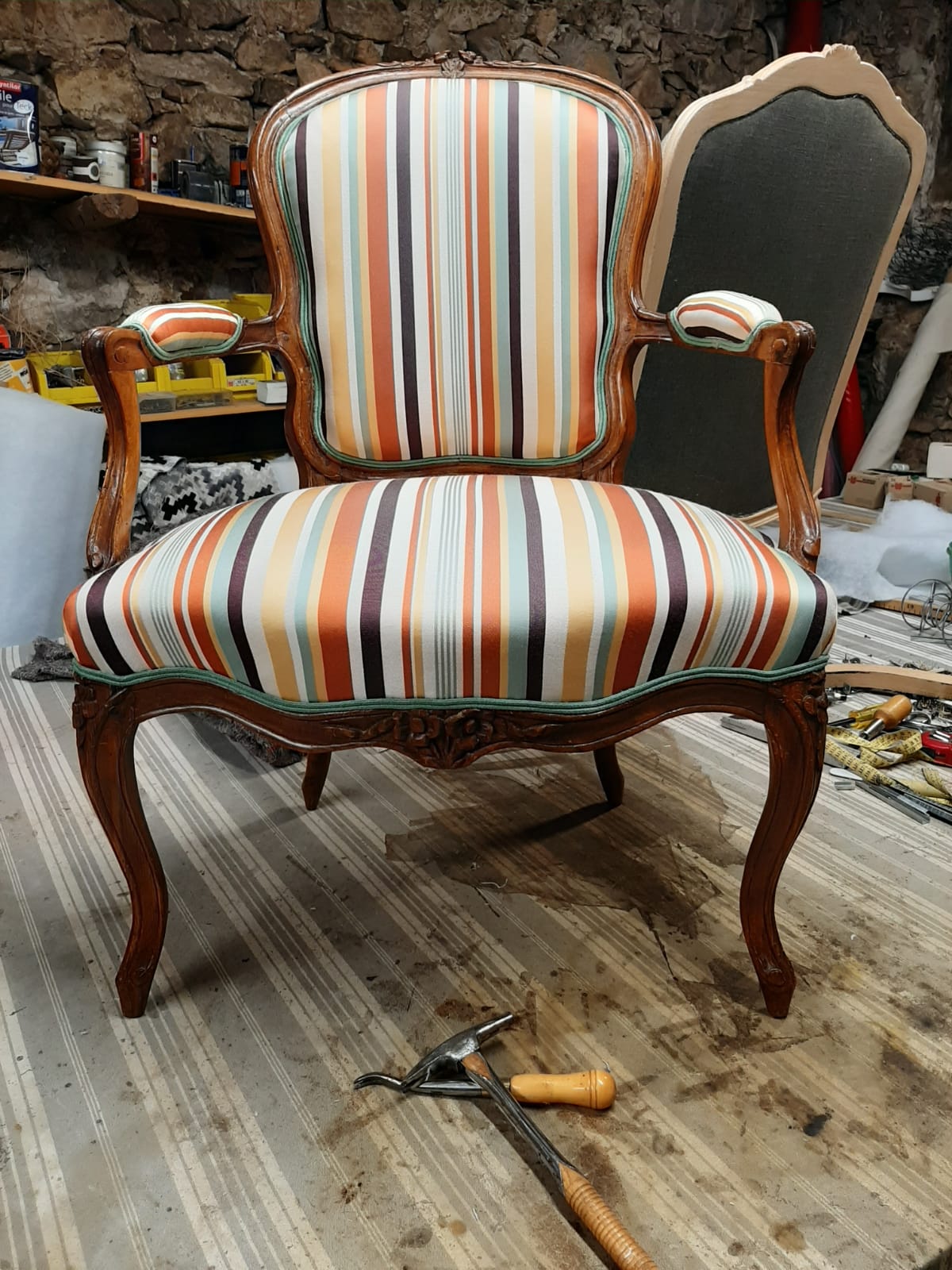Fauteuil à rayures multicolores
