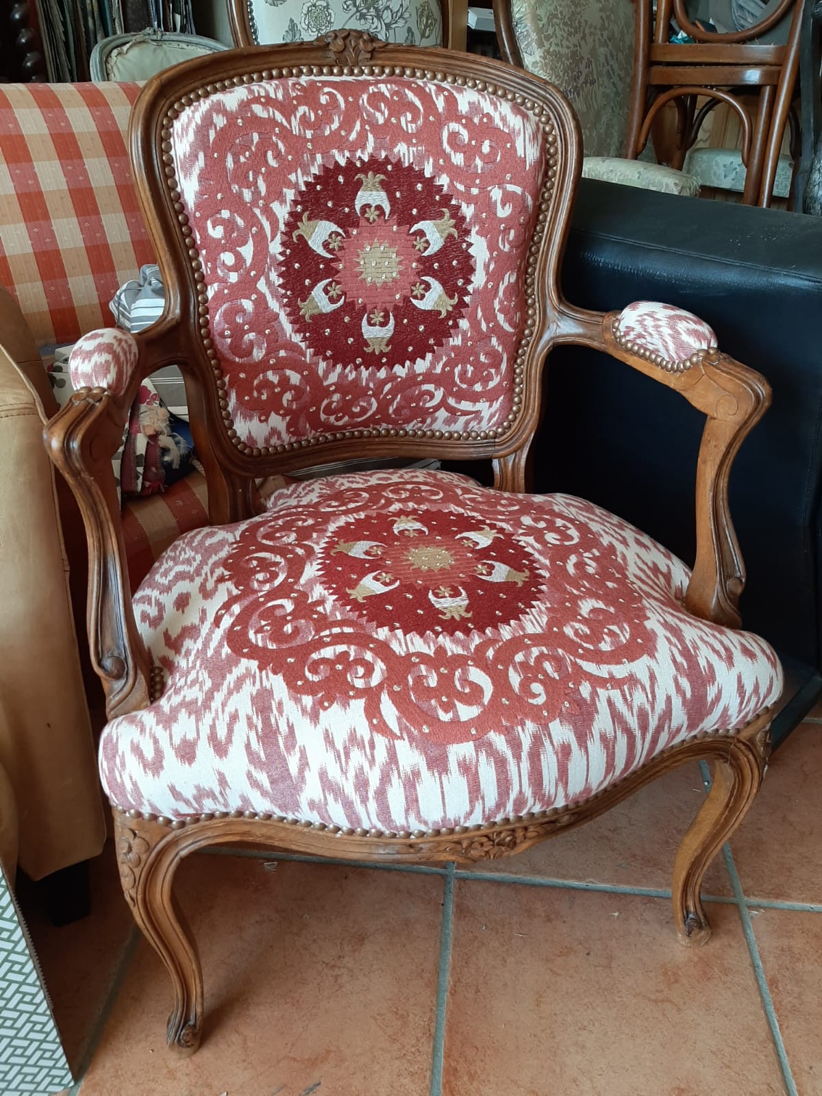 Fauteuils traditionnels blanc et rouge