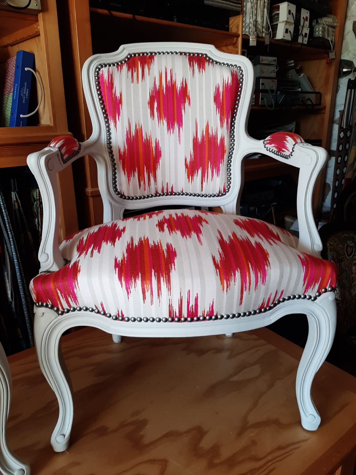 Fauteuils à motifs blanc et rouge