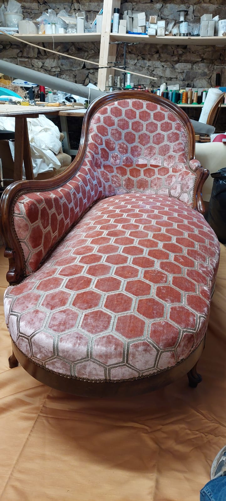 Canapé à motifs rouges