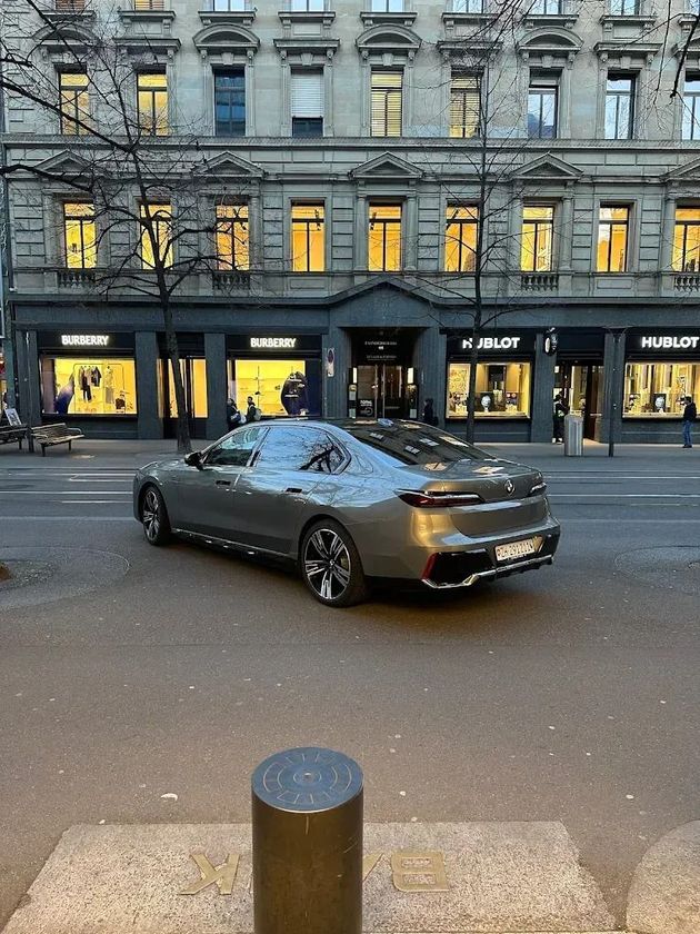 Brautpaar posiert im Freien neben einem weissen Oldtimer