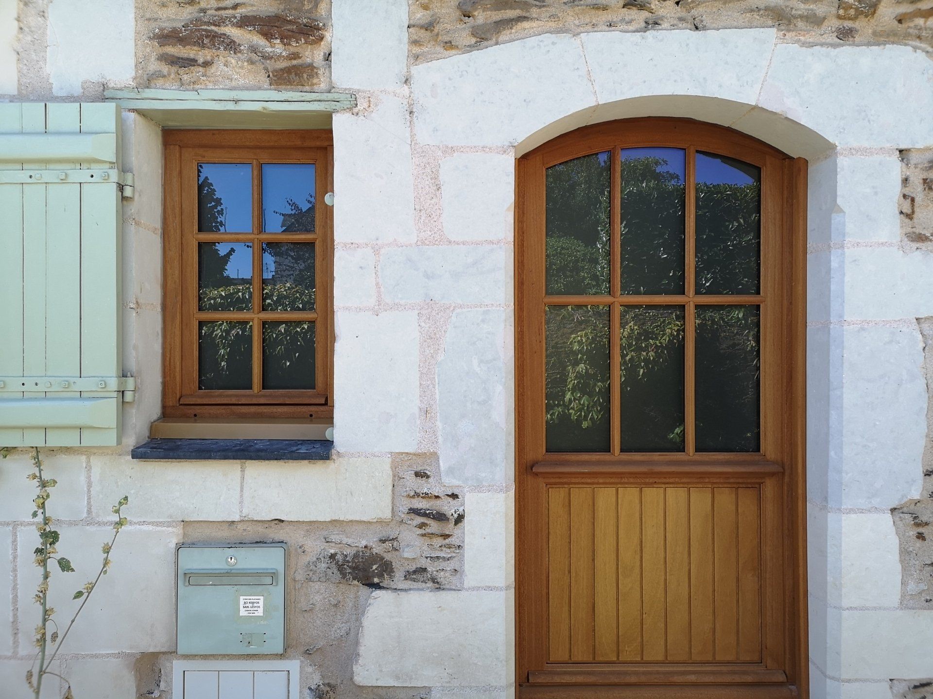 Porte et fenêtre en bois