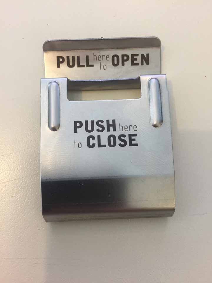 Loquet de porte en acier inoxydable avec instructions « TIRER ici pour OUVRIR » et « POUSSER ici pour FERMER ».