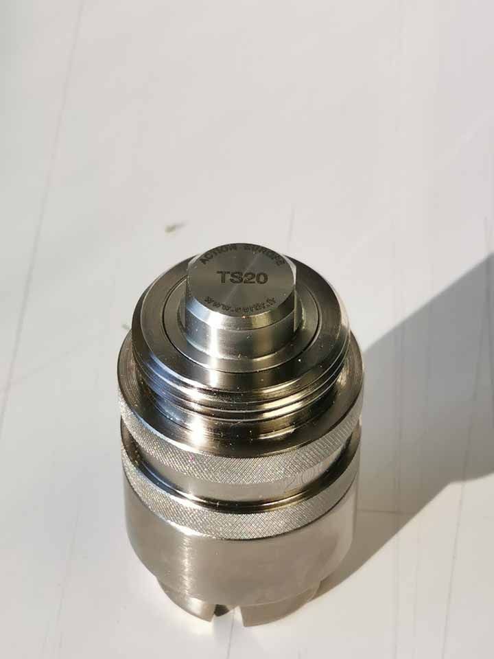 Dispositif cylindrique argenté portant l'inscription « T820 » sur le dessus, posé sur une surface claire.
