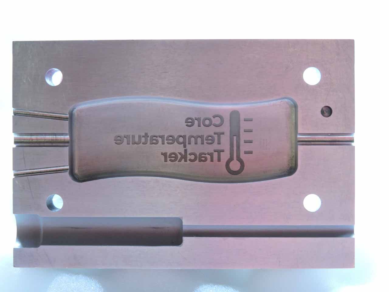 Dispositif de suivi de température moulé, avec des fils qui en sortent.