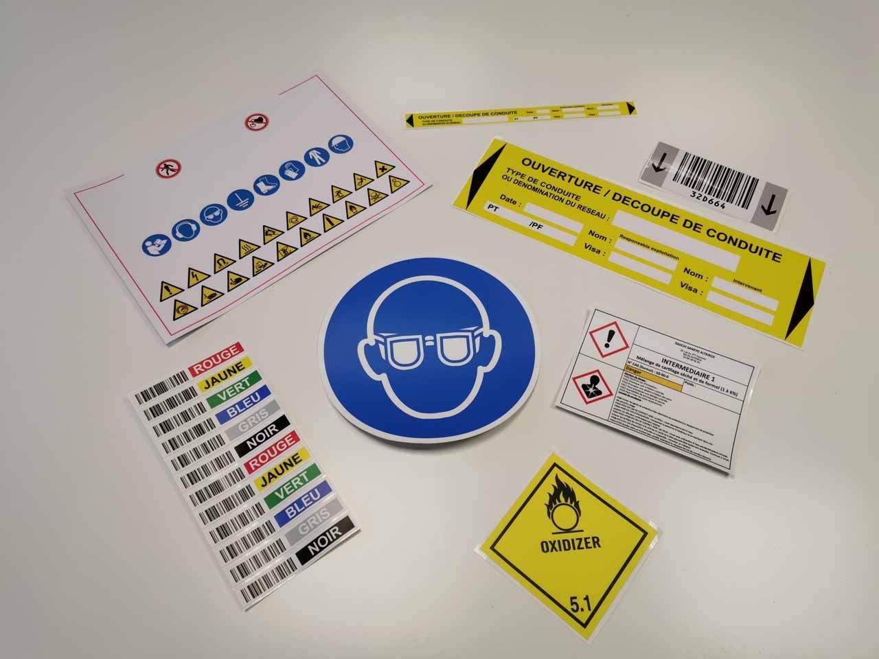 Diverses étiquettes de sécurité et d'avertissement comportant des symboles et du texte, notamment la mention « protection oculaire requise », « danger d'inflammabilité » et des symboles de danger.