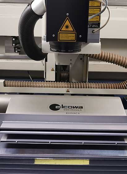 Machine de découpe laser, montrant la tête laser, la lentille de focalisation et la marque « lcowa ».