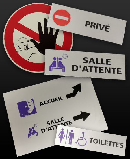 Panneaux indiquant l'accès restreint, la salle d'attente, la réception et les toilettes.