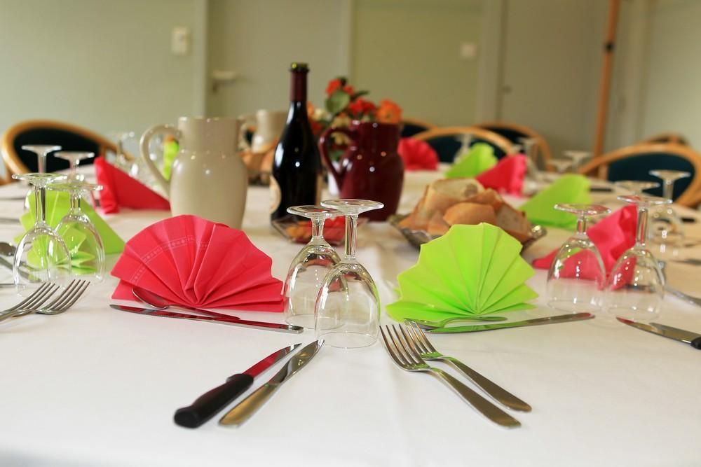 Table dressée avec couverts et serviettes