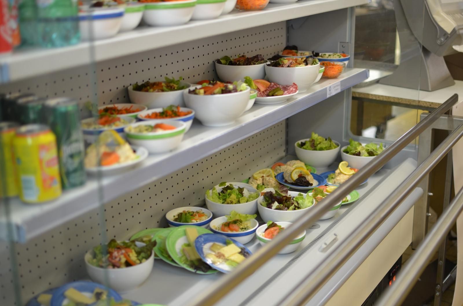 Des plats sur des étagères